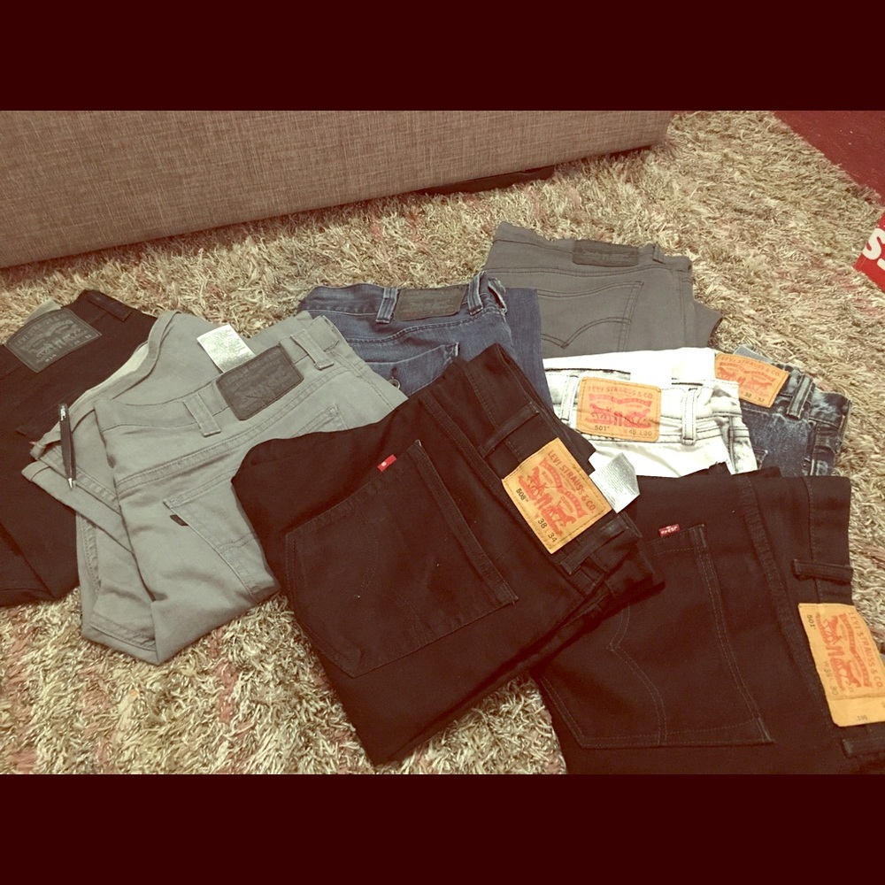 This a lot of Levi jeans